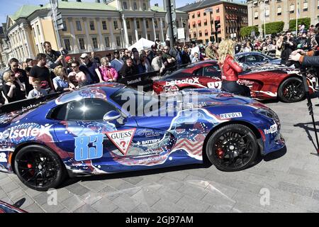 STOCCOLMA 2015-05-24 gli spettatori attendono il rally internazionale annuale Gumball 3000 sto start da Norrbro nel centro di Stoccolma domenica 24 maggio 2015. Quest'anno il percorso parte da Stoccolma passando per Oslo, Copenhagen, Amsterdam, San Francisco, Los Angeles e termina a Las Vegas. Foto: Jonas EkstrÃƒÂ¶mer / TT / kod 10030 Foto Stock