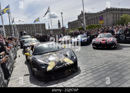 STOCCOLMA 2015-05-24 gli spettatori attendono il rally internazionale annuale Gumball 3000 sto start da Norrbro nel centro di Stoccolma domenica 24 maggio 2015. Quest'anno il percorso parte da Stoccolma passando per Oslo, Copenhagen, Amsterdam, San Francisco, Los Angeles e termina a Las Vegas. Sullo sfondo a sinistra si vede il Palazzo di Stoccolma. Foto: Jonas Ekstromer / TT / kod 10030 Foto Stock