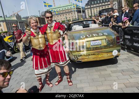 STOCCOLMA 2015-05-24 il produttore TV Steve Goldfield, a sinistra, con il co-driver Orlando Szasz posa accanto al loro coriornato d'oro Rolls-Royce davanti all'inizio del rally internazionale annuale Gumball 3000 a Norrbro nel centro di Stoccolma domenica 24 maggio 2015. Quest'anno il percorso parte da Stoccolma passando per Oslo, Copenhagen, Amsterdam, San Francisco, Los Angeles e termina a Las Vegas. Foto: Jonas Ekstromer / TT / kod 10030 Foto Stock