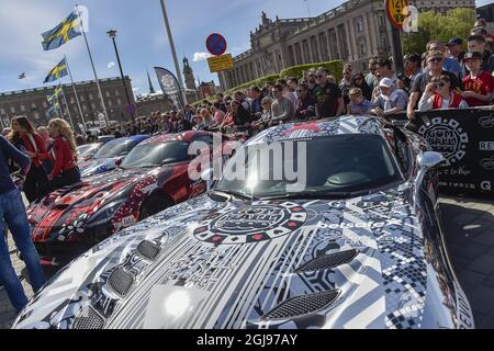 STOCCOLMA 2015-05-24 gli spettatori attendono il rally internazionale annuale Gumball 3000 sto start da Norrbro nel centro di Stoccolma domenica 24 maggio 2015. Quest'anno il percorso parte da Stoccolma passando per Oslo, Copenhagen, Amsterdam, San Francisco, Los Angeles e termina a Las Vegas. Foto: Jonas Ekstromer / TT / kod 10030 Foto Stock