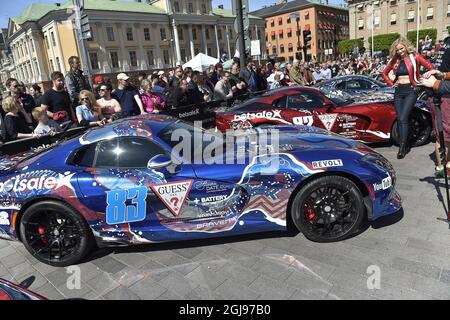 STOCCOLMA 2015-05-24 gli spettatori attendono il rally internazionale annuale Gumball 3000 sto start da Norrbro nel centro di Stoccolma domenica 24 maggio 2015. Quest'anno il percorso parte da Stoccolma passando per Oslo, Copenhagen, Amsterdam, San Francisco, Los Angeles e termina a Las Vegas. Foto: Jonas Ekstromer / TT / kod 10030 Foto Stock