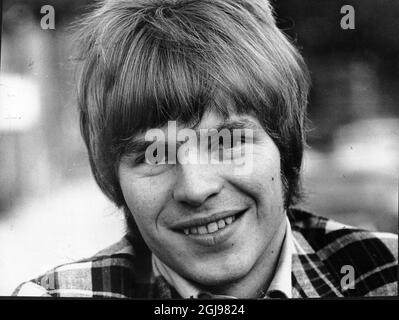 IMMAGINE DEL FILE 19670822) Ola Hakansson è un cantautore, cantante e produttore di musica svedese. Foto scattata nel 1967 durante i suoi anni 'pop idol'. Ola Hakansson popidol som har huvudrollen i 'Ola & Julia'. Foto: Bertil Stilling / TT code 40 Foto Stock