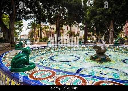Spagna Isole Canarie Tenerife Island, Santa Cruz de Tenerife, Plaza 25 de Julio, nei primi anni del XX secolo park con panchine coperte in pubblicità di antiquariato Foto Stock
