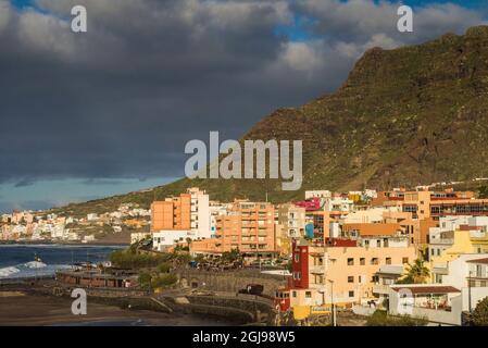 Spagna Isole Canarie Tenerife Island, Bajamar, elevati resort costiero vista, tardo pomeriggio Foto Stock