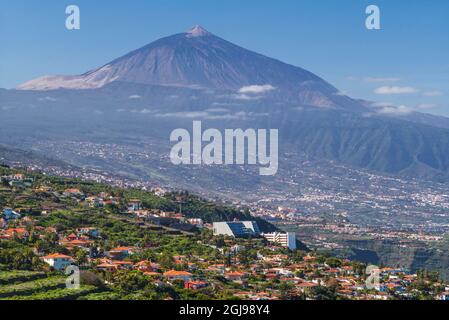 Spagna Isole Canarie Tenerife Island, El Sauzal, vista in elevazione della west coast e El Teide Mountain Foto Stock