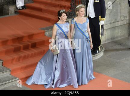 ESCLUSIVA - la Principessa della Corona Maria di Danimarca e la Regina Mathilde del Belgio alle nozze del Principe Carl Philip e Sofia Hellqvist nella Cappella reale di Stoccolma, Svezia, 13 giugno 2015. Foto Henrik Montgomery / TT Kod 10060 Foto Stock