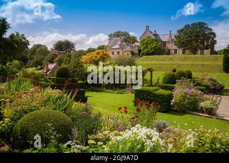 I confini colorati e topiary nel giardino italianate Fountain Court a Mapperton House, Dorset, Inghilterra, Regno Unito Foto Stock