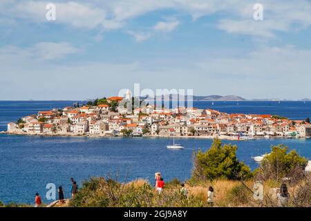 Croazia. Dalmazia. Primosten. Settembre 18, 2013. Vista della città di Primosten su una penisola nel Mare Adriatico. (Solo per uso editoriale) Foto Stock