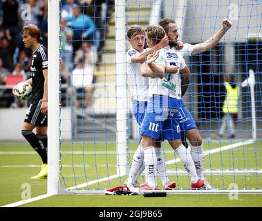 NORRKOPING 2015-07-19 Linus Wahlqvist, Alexander Fransson ed Emir Kujovic celebrano l'equalizzatore 2-2 di Fransson durante la loro prima partita di calcio svedese contro IFK Goteborg al Nya Parken di Norrkoping, Svezia, il 19 luglio 2015. La partita è terminata 2-2. Poto: Stefan Jerrevang / TT / code 60160 Foto Stock