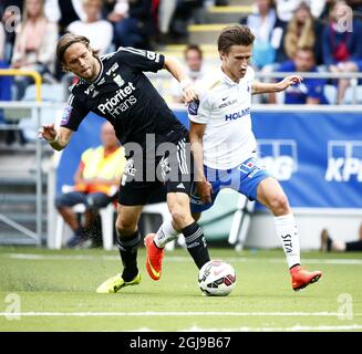 NORRKOPING 2015-07-19 Tom Pettersson (a sinistra) di IFK Goteborg e Arnor Ingvi Traustason di Norrkoping combattono per la palla durante la loro prima partita di calcio a Nya Parken a Norrkoping, Svezia, il 19 luglio 2015. La partita è terminata 2-2. Poto: Stefan Jerrevang / TT / code 60160 Foto Stock