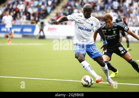 NORRKOPING 2015-07-19 Alhaji Kamara (a sinistra) di IFK Norrkoping fa il dribbling della palla durante la loro prima partita di calcio al Nya Parken a Norrkoping, Svezia, il 19 luglio 2015. La partita è terminata 2-2. Poto: Stefan Jerrevang / TT / code 60160 Foto Stock