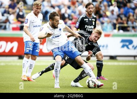 NORRKOPING 2015-07-19 Emir Kujovic di IFK Norrkoping (a sinistra) combatte per la palla con Sebastian Eriksson di IFK Goteborg durante la loro prima partita di calcio a Nya Parken a Norrkoping, Svezia, il 19 luglio 2015. La partita è terminata 2-2. Poto: Stefan Jerrevang / TT / code 60160 Foto Stock