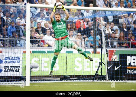 NORRKOPING 2015-07-19 John Alvbage, portiere dell'IFK Goteborg, cattura la palla durante la prima partita di calcio al Nya Parken di Norrkoping, Svezia, il 19 luglio 2015. La partita è terminata 2-2. Poto: Stefan Jerrevang / TT / code 60160 Foto Stock