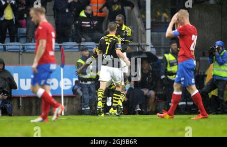 HELSINGBORG 2015-07-19 i giocatori dell'AIK festeggiano il traguardo di Henok Goitoms 1-1 nella partita di calcio svedese di prima lega che si è celebrata all'Olympia di Helsingborg, nel sud della Svezia, il 19 luglio 2015. Foto: Bjorn Lindgren / TT / code 9204 Foto Stock