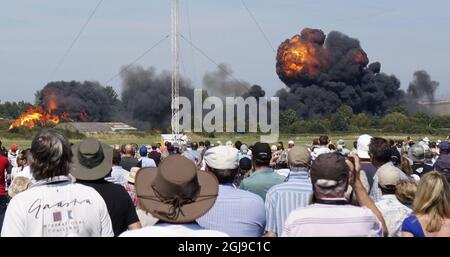 SHOREHAM 2015-08-22 almeno sette persone sono state uccise quando un jet Hawker Hunter d'epoca si è schiantato durante un'esposizione aerea a Shoreham, Inghilterra, il 22 agosto 2015. L'aereo colpì la terra durante un loop. Foto: Per Ola Malmquist / Utkiken / TT / Kod 11430 ** BETALBILD ** Foto Stock