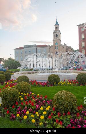 Croazia, Spalato. Fontana in Piazza Franjo Tudman con chiesa francescana alle spalle. Foto Stock