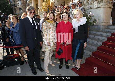 I quattro bambini dell'attrice Ingrid Bergman (L-R) Roberto Rossellini, Ingrid Rossellini, Isabella Rossellini e Pia Lindstrom arrivano al Teatro Dramaten di Stoccolma, Svezia, il 24 agosto 2015, per la prima svedese del documentario "Ingrid Bergman: Con le sue parole» in occasione del gala di 100 anni della nascita dell'attrice svedese Ingrid Bergman. Foto: Christine Olsson / TT / code 10430 Foto Stock