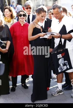 STOCCOLMA 2015-08-24 Isabella Rossellini e l'attrice Alicia Vikander sono visti arrivare alla prima del film 'i am Ingrid' a Stoccolma, Svezia, 24 agosto 2015. Quest'anno ricorre il 100° anniversario della nascita dell'attrice svedese Ingrid Bergman. Foto Patrik C Osterberg / TT / kod 4571 ** Foto Stock