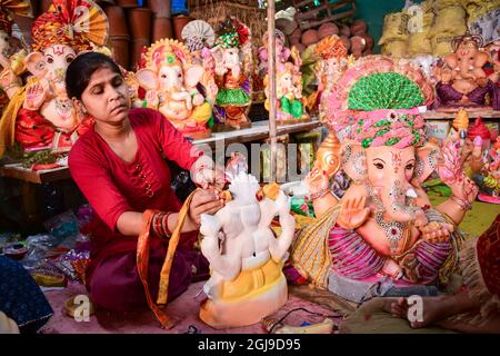 New Delhi, India. 9 settembre 2021. Un artista fa tocchi finali ad un idolo di dio indù a testa di elefante Ganesha in preparazione per il prossimo festival. I devoti indù si preparano per il festival di Ganesh Chaturthi a Nuova Delhi. Il festival indù di Ganesh Chaturthi è celebrato come l'anniversario di nascita di Lord Ganesh e dura 10 giorni. Credit: SOPA Images Limited/Alamy Live News Foto Stock