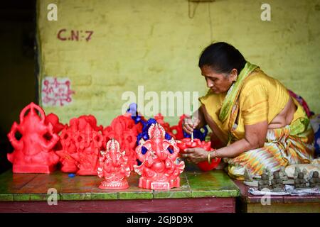 New Delhi, India. 9 settembre 2021. Un artista fa tocchi finali ad un idolo di dio indù a testa di elefante Ganesha in preparazione per il prossimo festival. I devoti indù si preparano per il festival di Ganesh Chaturthi a Nuova Delhi. Il festival indù di Ganesh Chaturthi è celebrato come l'anniversario di nascita di Lord Ganesh e dura 10 giorni. Credit: SOPA Images Limited/Alamy Live News Foto Stock