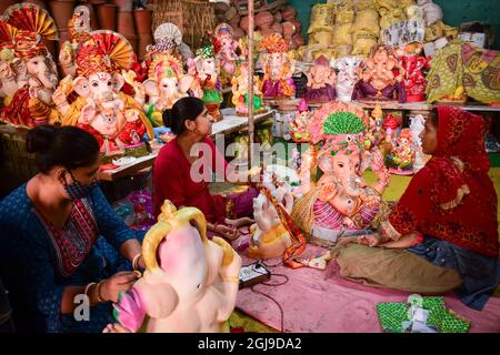 New Delhi, India. 9 settembre 2021. Gli artisti fanno i ritocchi finali agli idoli del dio indù Ganesha a testa di elefante nei preparativi per il festival imminente. I devoti indù si preparano per il festival di Ganesh Chaturthi a Nuova Delhi. Il festival indù di Ganesh Chaturthi è celebrato come l'anniversario di nascita di Lord Ganesh e dura 10 giorni. Credit: SOPA Images Limited/Alamy Live News Foto Stock