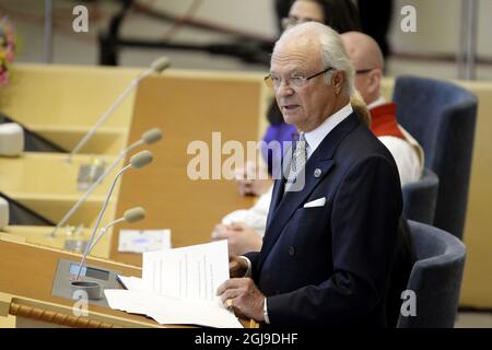 STOCCOLMA 2015-09-15 il re Carl Gustaf parla durante l'apertura del Parlamento a Stoccolma, Svezia, 15 settembre 2015. Foto: Jessica Gow / TT Kod 10040 Foto Stock