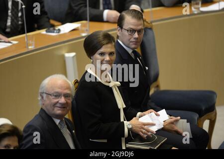 STOCCOLMA 2015-09-15 Re Carl Gustaf, Principessa Vittoria e Principe Daniele durante l'apertura del Parlamento a Stoccolma, Svezia, 15 settembre 2015. Foto: Jessica Gow / TT Kod 10040 Foto Stock