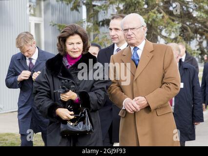 KLAIPEDA 2015-10-09 il re svedese Carl Gustaf, la regina Silvia e il presidente lituano Dalia Grybauskaite visitano NordBalt (noto anche come SwedLit) a Klaipeda, Lituania il 09 ottobre 2015. Nordbalt è un cavo di alimentazione sottomarino progettato tra KlaipAÂ-da in Lituania e Nybro in Svezia. I reali svedesi sono in visita di Stato in Lituania Foto Lukas Balandis/15min.lt / Scanpix Baltix / TT / Kod 20985 Foto Stock