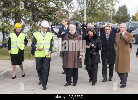 KLAIPEDA 2015-10-09 il re svedese Carl Gustaf, la regina Silvia e il presidente lituano Dalia Grybauskaite visitano NordBalt (noto anche come SwedLit) a Klaipeda, Lituania il 09 ottobre 2015. Nordbalt è un cavo di alimentazione sottomarino progettato tra KlaipAÂ-da in Lituania e Nybro in Svezia. I reali svedesi sono in visita di Stato in Lituania Foto Lukas Balandis/15min.lt / Scanpix Baltix / TT / Kod 20985 Foto Stock