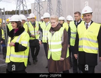 KLAIPEDA 2015-10-09 il re svedese Carl Gustaf, la regina Silvia e il presidente lituano Dalia Grybauskaite visitano NordBalt (noto anche come SwedLit) a Klaipeda, Lituania il 09 ottobre 2015. Nordbalt è un cavo di alimentazione sottomarino progettato tra KlaipAÂ-da in Lituania e Nybro in Svezia. I reali svedesi sono in visita di Stato in Lituania Foto Lukas Balandis/15min.lt / Scanpix Baltix / TT / Kod 20985 Foto Stock