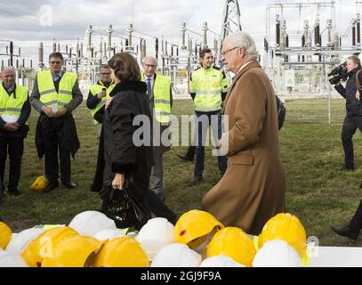 KLAIPEDA 2015-10-09 il re svedese Carl Gustaf, la regina Silvia e il presidente lituano Dalia Grybauskaite visitano NordBalt (noto anche come SwedLit) a Klaipeda, Lituania il 09 ottobre 2015. Nordbalt è un cavo di alimentazione sottomarino progettato tra KlaipAÂ-da in Lituania e Nybro in Svezia. I reali svedesi sono in visita di Stato in Lituania Foto Lukas Balandis/15min.lt / Scanpix Baltix / TT / Kod 20985 Foto Stock