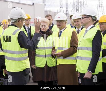 KLAIPEDA 2015-10-09 il re svedese Carl Gustaf, la regina Silvia e il presidente lituano Dalia Grybauskaite visitano NordBalt (noto anche come SwedLit) a Klaipeda, Lituania il 09 ottobre 2015. Nordbalt è un cavo di alimentazione sottomarino progettato tra KlaipAÂ-da in Lituania e Nybro in Svezia. I reali svedesi sono in visita di Stato in Lituania Foto Lukas Balandis/15min.lt / Scanpix Baltix / TT / Kod 20985 Foto Stock