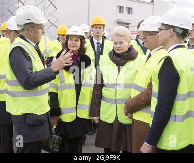 KLAIPEDA 2015-10-09 il re svedese Carl Gustaf, la regina Silvia e il presidente lituano Dalia Grybauskaite visitano NordBalt (noto anche come SwedLit) a Klaipeda, Lituania il 09 ottobre 2015. Nordbalt è un cavo di alimentazione sottomarino progettato tra KlaipAÂ-da in Lituania e Nybro in Svezia. I reali svedesi sono in visita di Stato in Lituania Foto Lukas Balandis/15min.lt / Scanpix Baltix / TT / Kod 20985 Foto Stock