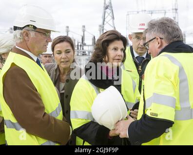 KLAIPEDA 2015-10-09 il re svedese Carl Gustaf, la regina Silvia e il presidente lituano Dalia Grybauskaite visitano NordBalt (noto anche come SwedLit) a Klaipeda, Lituania il 09 ottobre 2015. Nordbalt è un cavo di alimentazione sottomarino progettato tra KlaipAÂ-da in Lituania e Nybro in Svezia. I reali svedesi sono in visita di Stato in Lituania Foto Lukas Balandis/15min.lt / Scanpix Baltix / TT / Kod 20985 Foto Stock