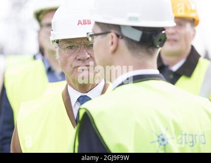 KLAIPEDA 2015-10-09 il re svedese Carl Gustaf, la regina Silvia e il presidente lituano Dalia Grybauskaite visitano NordBalt (noto anche come SwedLit) a Klaipeda, Lituania il 09 ottobre 2015. Nordbalt è un cavo di alimentazione sottomarino progettato tra KlaipAÂ-da in Lituania e Nybro in Svezia. I reali svedesi sono in visita di Stato in Lituania Foto Lukas Balandis/15min.lt / Scanpix Baltix / TT / Kod 20985 Foto Stock