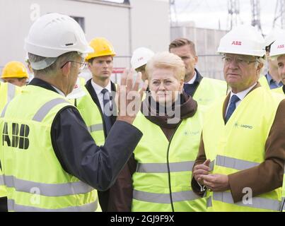 KLAIPEDA 2015-10-09 il re svedese Carl Gustaf, la regina Silvia e il presidente lituano Dalia Grybauskaite visitano NordBalt (noto anche come SwedLit) a Klaipeda, Lituania il 09 ottobre 2015. Nordbalt è un cavo di alimentazione sottomarino progettato tra KlaipAÂ-da in Lituania e Nybro in Svezia. I reali svedesi sono in visita di Stato in Lituania Foto Lukas Balandis/15min.lt / Scanpix Baltix / TT / Kod 20985 Foto Stock