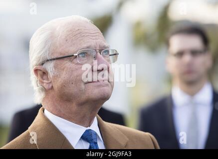 KLAIPEDA 2015-10-09 il re svedese Carl Gustaf, la regina Silvia e il presidente lituano Dalia Grybauskaite visitano NordBalt (noto anche come SwedLit) a Klaipeda, Lituania il 09 ottobre 2015. Nordbalt è un cavo di alimentazione sottomarino progettato tra KlaipAÂ-da in Lituania e Nybro in Svezia. I reali svedesi sono in visita di Stato in Lituania Foto Lukas Balandis/15min.lt / Scanpix Baltix / TT / Kod 20985 Foto Stock