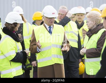 KLAIPEDA 2015-10-09 il re svedese Carl Gustaf, la regina Silvia e il presidente lituano Dalia Grybauskaite visitano NordBalt (noto anche come SwedLit) a Klaipeda, Lituania il 09 ottobre 2015. Nordbalt è un cavo di alimentazione sottomarino progettato tra KlaipAÂ-da in Lituania e Nybro in Svezia. I reali svedesi sono in visita di Stato in Lituania Foto Lukas Balandis/15min.lt / Scanpix Baltix / TT / Kod 20985 Foto Stock