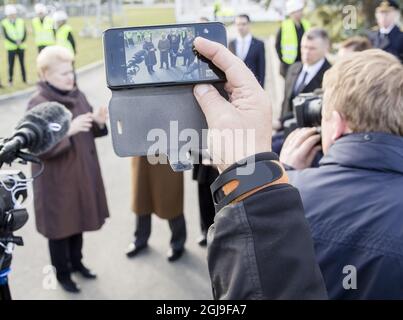 KLAIPEDA 2015-10-09 il re svedese Carl Gustaf, la regina Silvia e il presidente lituano Dalia Grybauskaite visitano NordBalt (noto anche come SwedLit) a Klaipeda, Lituania il 09 ottobre 2015. Nordbalt è un cavo di alimentazione sottomarino progettato tra KlaipAÂ-da in Lituania e Nybro in Svezia. I reali svedesi sono in visita di Stato in Lituania Foto Lukas Balandis/15min.lt / Scanpix Baltix / TT / Kod 20985 Foto Stock