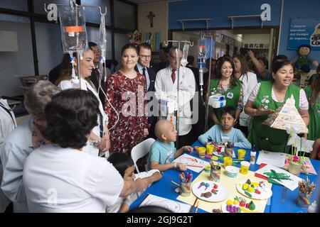 LIMA 2015-10-20 la principessa della Corona Victoria e il principe Daniel durante una visita al reparto per bambini dell'Istituto Nazionale del cancro a Lima, Perù il 20 ottobre 2015. La coppia della principessa svedese è in una visita di cinque giorni in Perù e Colombia. Foto: Sven Lindwall / EXP / TT / Kod: 7117 ** FUORI SVEZIA** Foto Stock