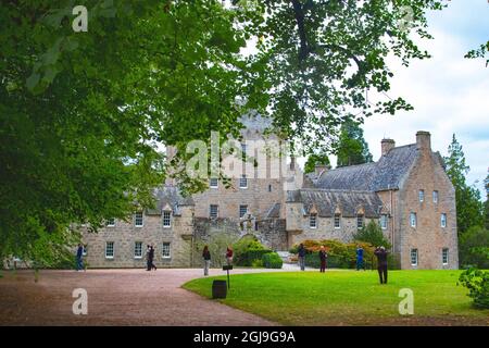 Situato al di fuori di Inverness, Scozia a Nairn si trova il 15 ° secolo Cawdor Castello. Foto Stock