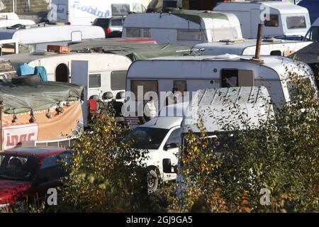 MALMO 2015-10-27 la polizia e le altre autorità hanno iniziato ad evancuatepeople dal campo migrante a Malmo, Svezia, 27 ottobre 2015. Nel campo vivono un paio di centinaia di migranti. Foto: Drago Prvulovic / TT / kod 70040 Foto Stock