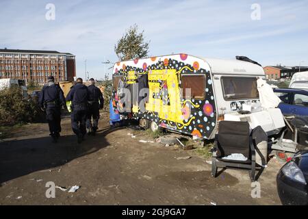 MALMO 2015-10-27 la polizia e le altre autorità hanno iniziato a evancare persone dal campo migrante di Malmo, Svezia, il 27 ottobre 2015. Nel campo vivono un paio di centinaia di migranti. Foto: Drago Prvulovic / TT / kod 70040 Foto Stock