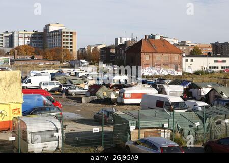 MALMO 2015-10-27 la polizia e le altre autorità hanno iniziato ad evancuatepeople dal campo migrante a Malmo, Svezia, 27 ottobre 2015. Nel campo vivono un paio di centinaia di migranti. Foto: Drago Prvulovic / TT / kod 70040 Foto Stock