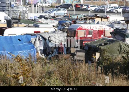 MALMO 2015-10-27 la polizia e le altre autorità hanno iniziato ad evancuatepeople dal campo migrante a Malmo, Svezia, 27 ottobre 2015. Nel campo vivono un paio di centinaia di migranti. Foto: Drago Prvulovic / TT / kod 70040 Foto Stock