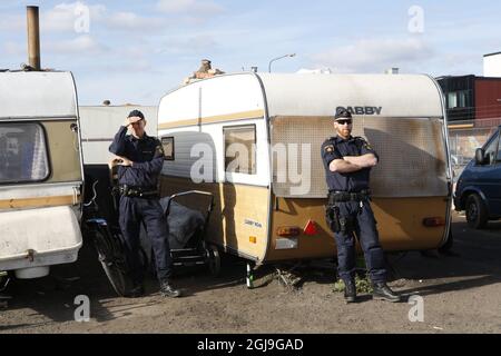 MALMO 2015-10-27 la polizia e le altre autorità hanno iniziato a evancare persone dal campo migrante di Malmo, Svezia, il 27 ottobre 2015. Nel campo vivono un paio di centinaia di migranti. Foto: Drago Prvulovic / TT / kod 70040 Foto Stock