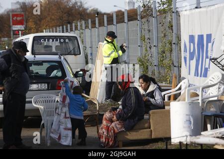 MALMO 2015-10-27 la polizia e le altre autorità hanno iniziato a evancare persone dal campo migrante di Malmo, Svezia, il 27 ottobre 2015. Nel campo vivono un paio di centinaia di migranti. Foto: Drago Prvulovic / TT / kod 70040 Foto Stock