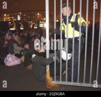 MALMO 2015-11-03 gli ufficiali di polizia hanno iniziato l'evacuazione del più grande campo di migranti provvisori della Svezia a Malmo Svezia, la mattina del 3 novembre 2015. I 150 -200 migranti saranno sfrattati insieme a roulotte, automobili, edifici e tende realizzati localmente. Foto: Drago Prvulovic /TT / Kod 70040 Foto Stock