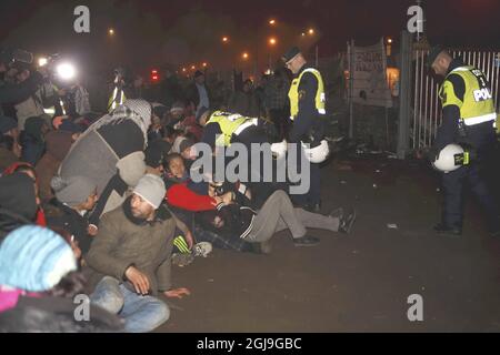 MALMO 2015-11-03 gli ufficiali di polizia hanno iniziato l'evacuazione del più grande campo di migranti provvisori della Svezia a Malmo Svezia, la mattina del 3 novembre 2015. I 150 -200 migranti saranno sfrattati insieme a roulotte, automobili, edifici e tende realizzati localmente. Foto: Drago Prvulovic /TT / Kod 70040 Foto Stock