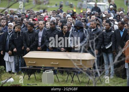 TROLLHATTAN 20151030 il funerale Venerdì 30 ottobre 2015 di 15 anni Ahmed Hassan Ahmed scolaro ucciso in Trollhattan razzista attacco scolastico. L'attacco del 22 ottobre è stato etichettato come un crimine di odio razzista con la polizia che dice Lundin Pettersson methodically selezionato le vittime scure-skinned alla scuola Kronan di Trollhattan, dove la maggior parte degli studenti sono stranieri-nati. Foto Adam IHSE / TT Kod 9200 Foto Stock